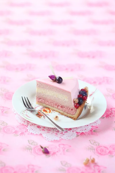 Stück rote Johannisbeere, Rose und Litschi-Mousse-Kuchen — Stockfoto