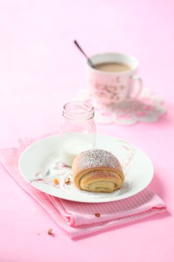 Kahvaltı - Badem ezmesi Bun, şişe süt ve kahve