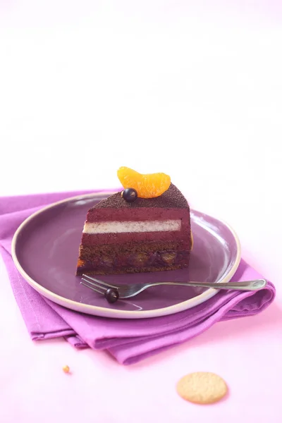 Pedaço de Chocolate com Leite, Groselha Negra e Bolo Spiced Tangerine Entremet — Fotografia de Stock