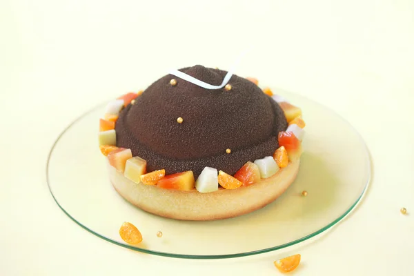 Шоколад, манго и торт из макадамии — стоковое фото