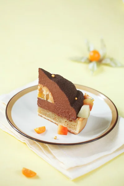 Pezzo di torta al cioccolato, mango e macadamia — Foto Stock