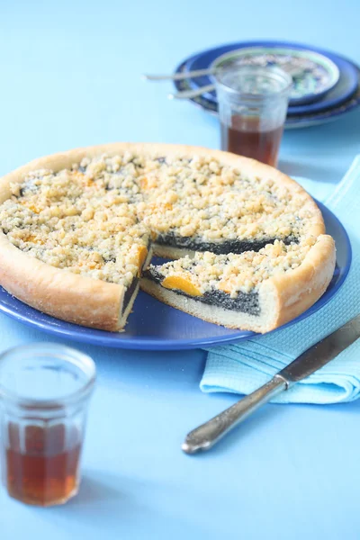 Poppy Seed Pie with Peaches and Streusel Topping — Stock Photo, Image