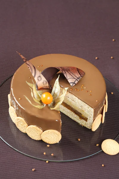 Gele Plum en hazelnoot Entremet Cake — Stockfoto