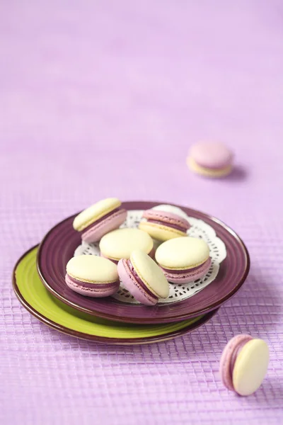 Macarons mit Blaubeer-Limettenfüllung — Stockfoto