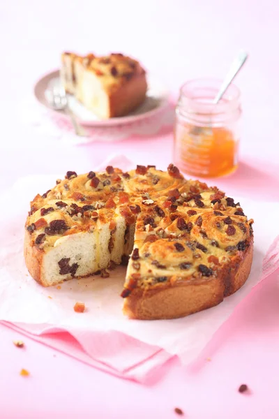 Marsepein Roll Cake met rozijnen, pecannoten en gedroogde abrikozen — Stockfoto