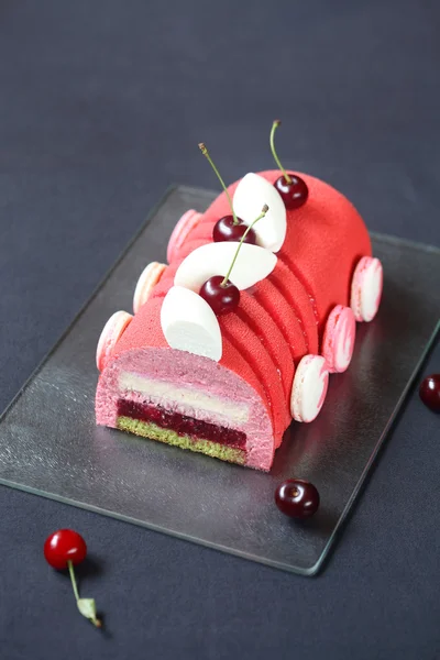 Kiraz Lychee ve fıstıklı Yule Log kek