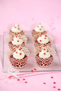 Kırmızı kadife kek krem peynir Frosting ile