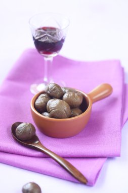 Küçük bir seramik tencerede soyulmuş kestane