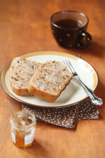 Twee stukken van Vegan Pear Walnut kruiden Cake — Stockfoto
