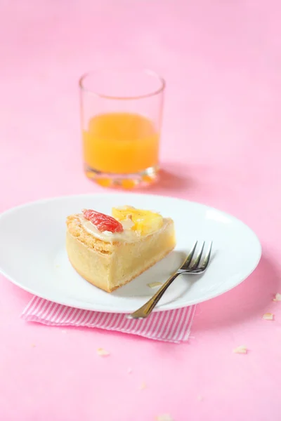 Piece of Coconut Tart with Fresh Grapefruit and Pineapple Gummies — Stock Photo, Image