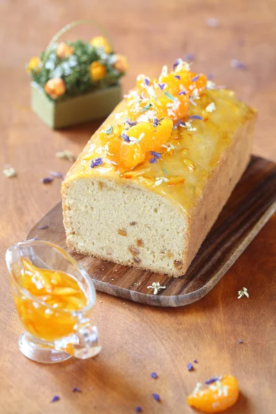 Ореховый торт с мандаринами и апельсиновым джемом — стоковое фото