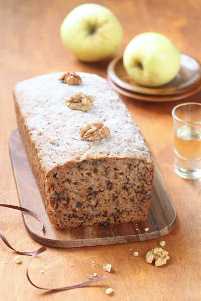 Vegan Apple Walnut Spice Cake — Stock Photo, Image