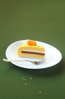 Parça bal, deniz topalak ve kayısı Entremet kek sarı