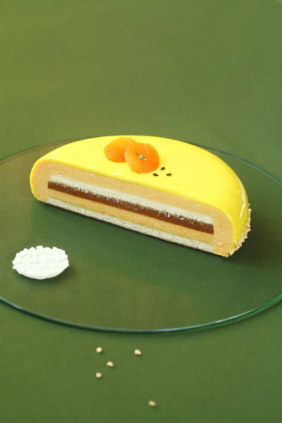 Wyciąć z miodem, rokitnika i moreli żółte ciasto Entremet — Zdjęcie stockowe