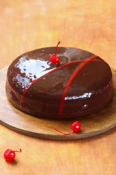 Шоколадный торт с глазурью в шоколадном зеркале — стоковое фото