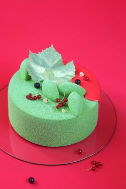 Kutlama (Noel) Matcha ve kuş üzümü Mousse Kek