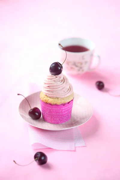 Cupcake de cereja com cobertura de mousse de chocolate branco — Fotografia de Stock