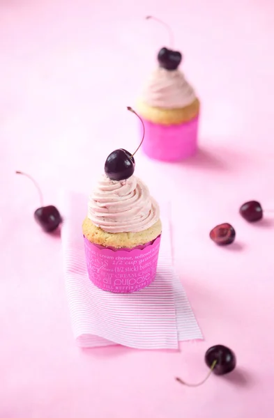 Dois cupcakes de cereja com cobertura de mousse de chocolate branco — Fotografia de Stock