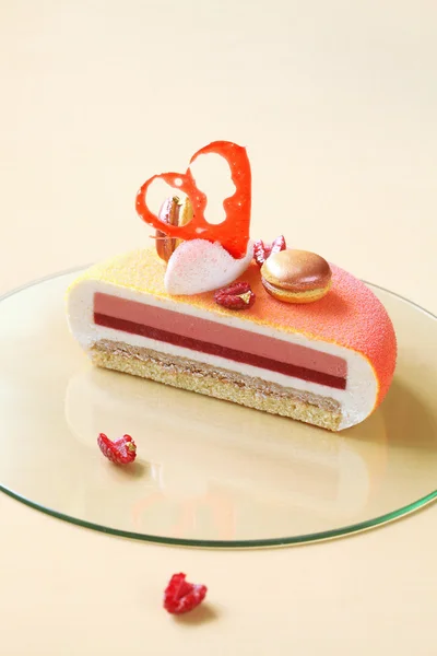 Melba-현대 계층 바닐라, 딸기, 복숭아 무스 케이크, 스프레이 색된 벨벳으로 덮여 — 스톡 사진