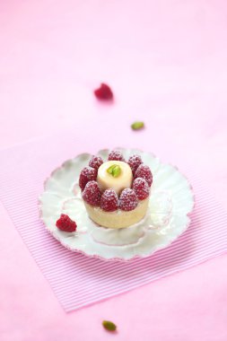 Fransızca Tart ile badem Hindistan cevizi Frangipane, Lychee krem, fıstıklı pasta krem ve taze frambuaz