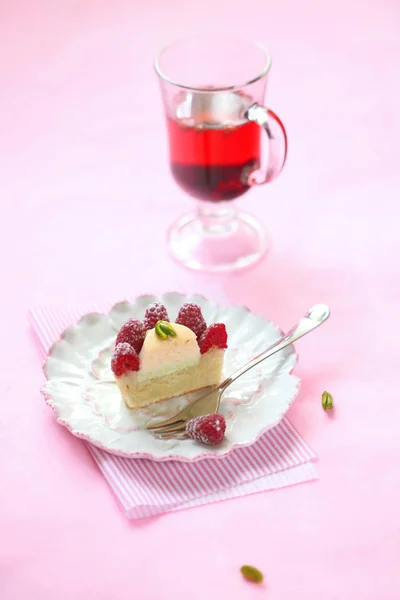 Řez francouzský koláč s mandle kokos Frangipane, liči Cream, Pistachio pečivo smetanou a čerstvými malinami — Stock fotografie