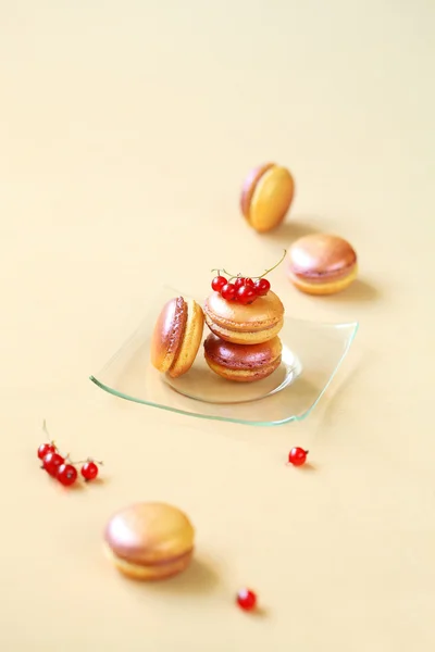 Beyaz çikolata, şeftali ve kırmızı Frenk üzümü dolgu ile renkli Macarons