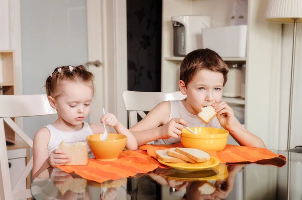 Kids eating — Stock Image Kids eating Stock Image
