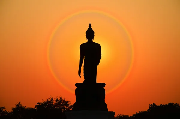 Silhouette de statue de Bouddha dans la lumière du crépuscule . — Photo