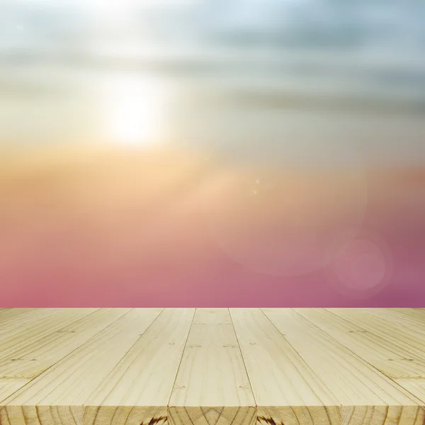 Houten tafel en de achtergrond wazig Sunrise. — Stockfoto