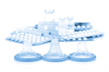 Beyaz arkaplanda lateks prezervatif.