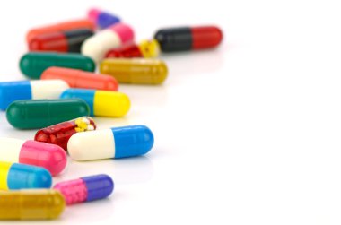 Beyaz Arkaplan 'daki sözlü ilaçlarla dolu.