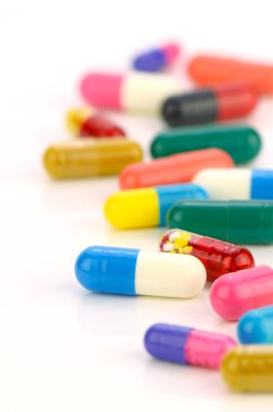 Beyaz Arkaplan 'daki sözlü ilaçlarla dolu.