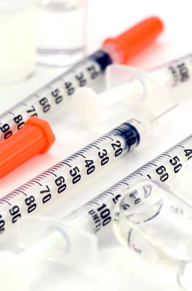 Insulinspritze mit 29g. Nadel auf weißem Hintergrund. — Stockfoto