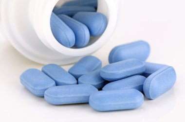 Beyaz zemin üzerine mavi kabloları.