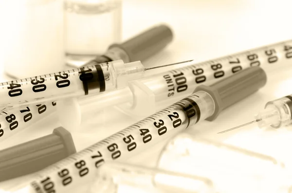 Jeringa de insulina con 29G. aguja sobre fondo blanco . — Foto de Stock