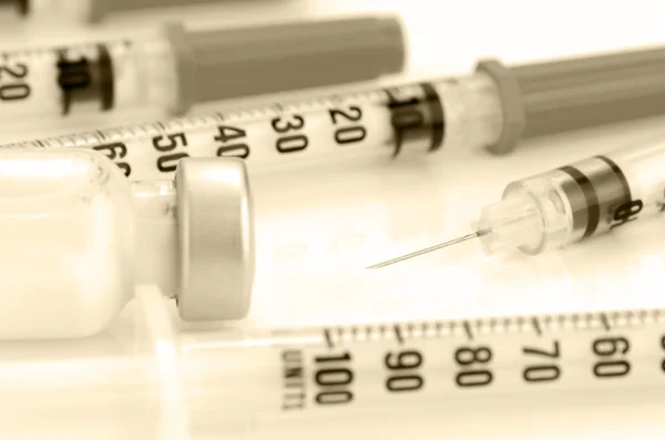 Insuline-injectie en insuline spuit met 29g. naald op witte achtergrond. — Stockfoto