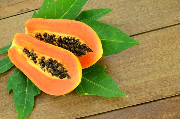Ώριμο papaya σε φόντο ξύλου. — Φωτογραφία Αρχείου