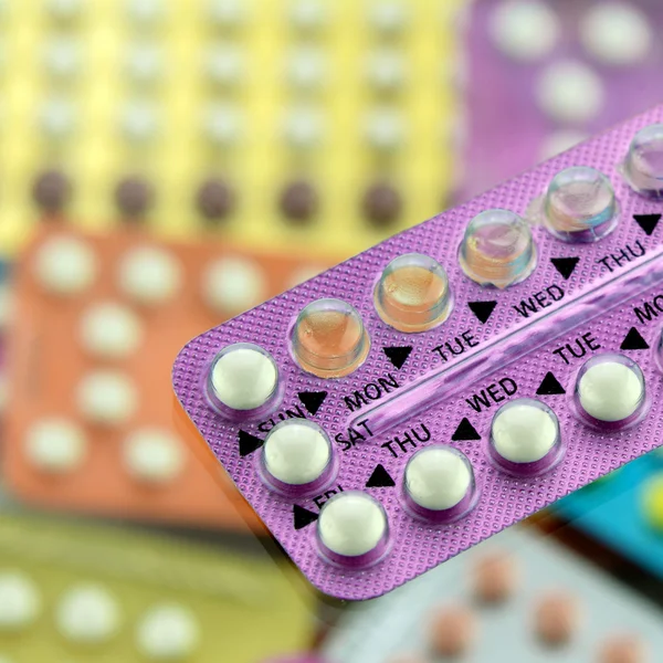 Mondelinge Contraceptieve Pil op apotheek toonbank. — Stockfoto