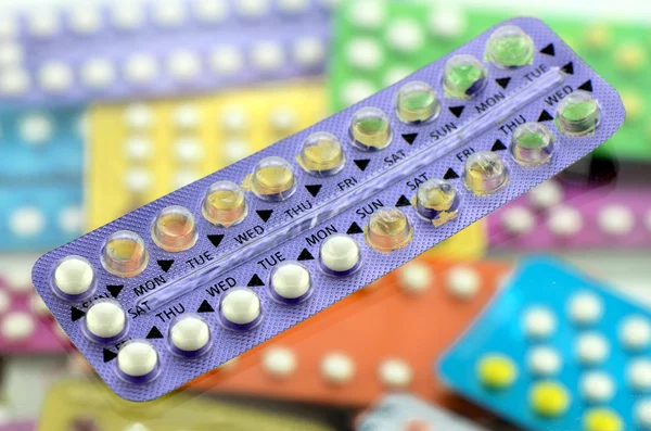 Оральные противозачаточные таблетки на аптеке . — стоковое фото