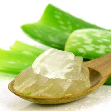 aloe vera jel, tahta kaşık.