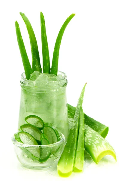 Gel de Aloe Vera y hojas de Aloe Vera cortadas . — Foto de Stock