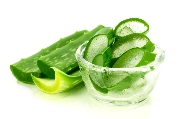 Rebanada Aloe Vera sobre fondo blanco . — Foto de Stock