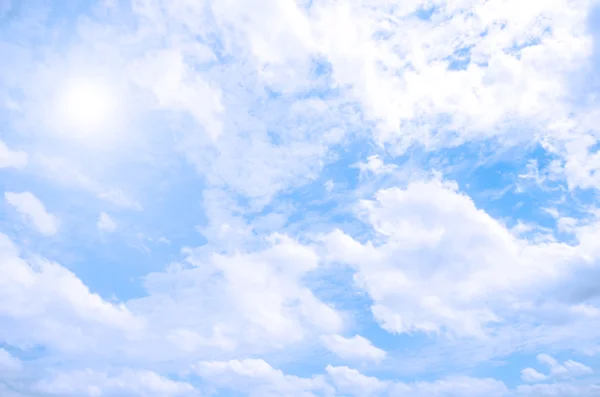 Sonniger Tag mit blauem Himmel Hintergrund. Sommerhimmel mit Wolken. — Stockfoto