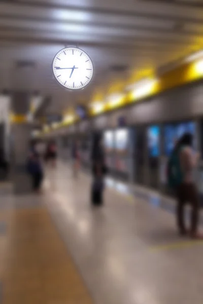 Розмитий фон пасажира в терміналі метро . — стокове фото