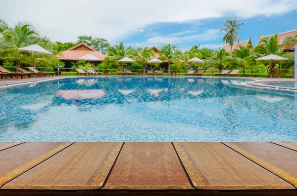 Fond flou de la piscine avec perspective Plancher de bois . — Photo