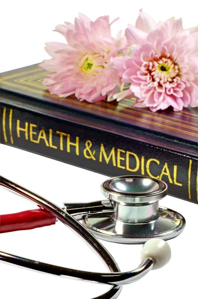 Stethoskop und medizinisches Lehrbuch isoliert auf weißem Hintergrund mit Clipping-Pfad. — Stockfoto