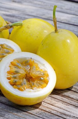 Doğal zemin üzerine sarı tutku meyve (Passiflora mantarı).