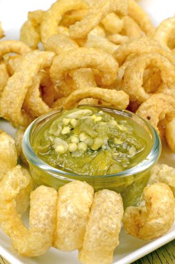 Domuz eti çatırtı meze.