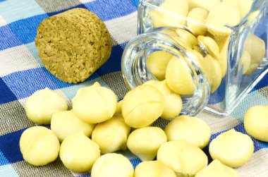 Soyulmuş ve kavrulmuş Macadamia Nut (Macadamia integrifolia)