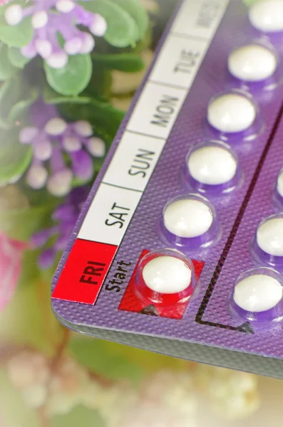 28 Tablets Contraceptive Pills with Day Labeled on Start Date with Soft Floral Background. — Stock Photo, Image